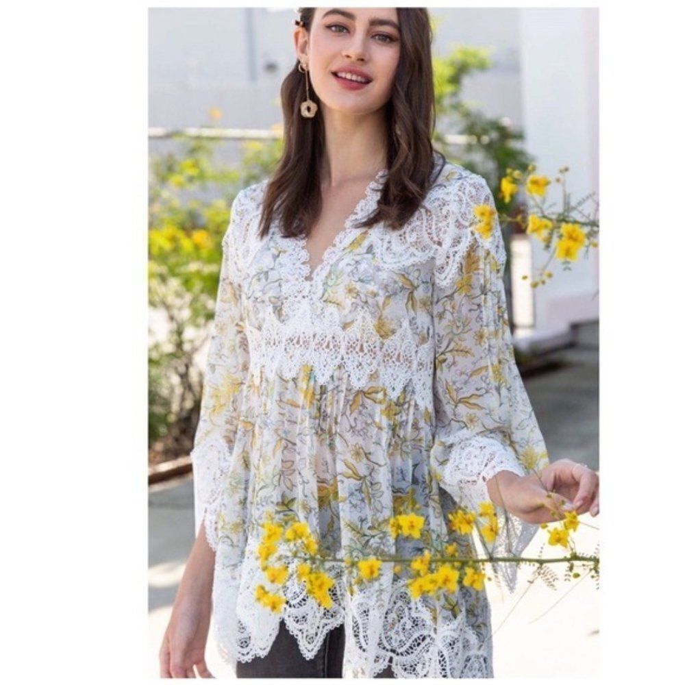 𝅺FLORAL tunic w/ lace trim yellow flower